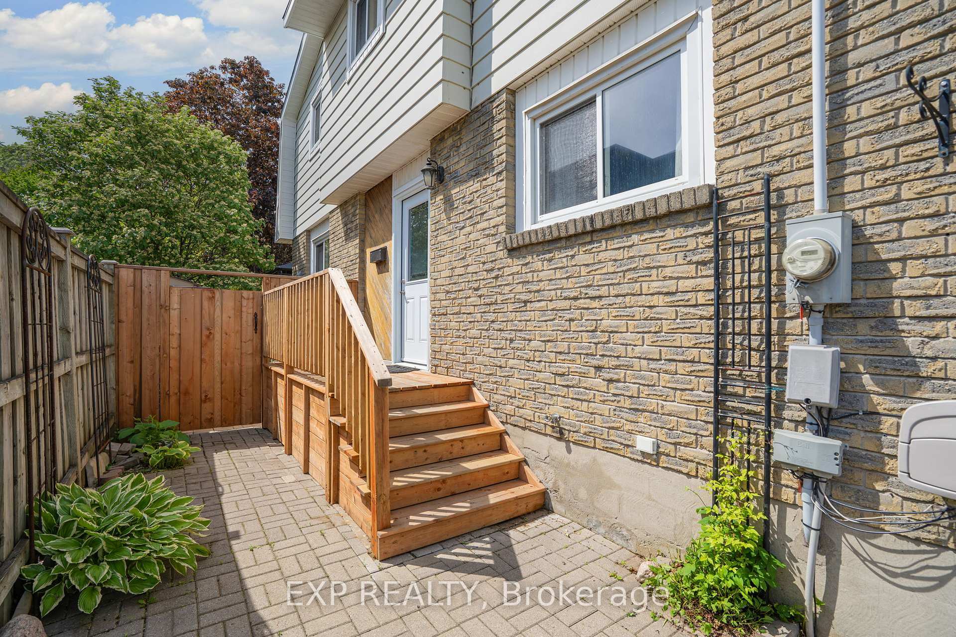 Property Photo:  193 Taunton Road W  ON L1G 3T4 