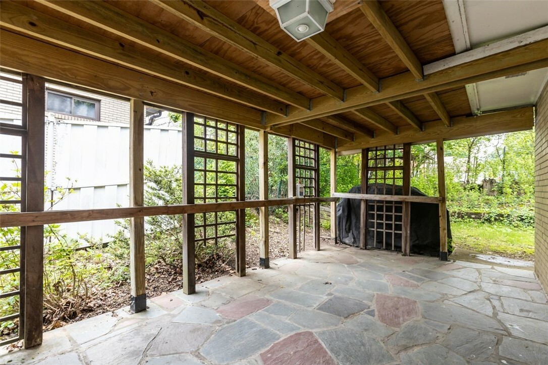 Property Photo:  1105 Greentree Rd  PA 15220 