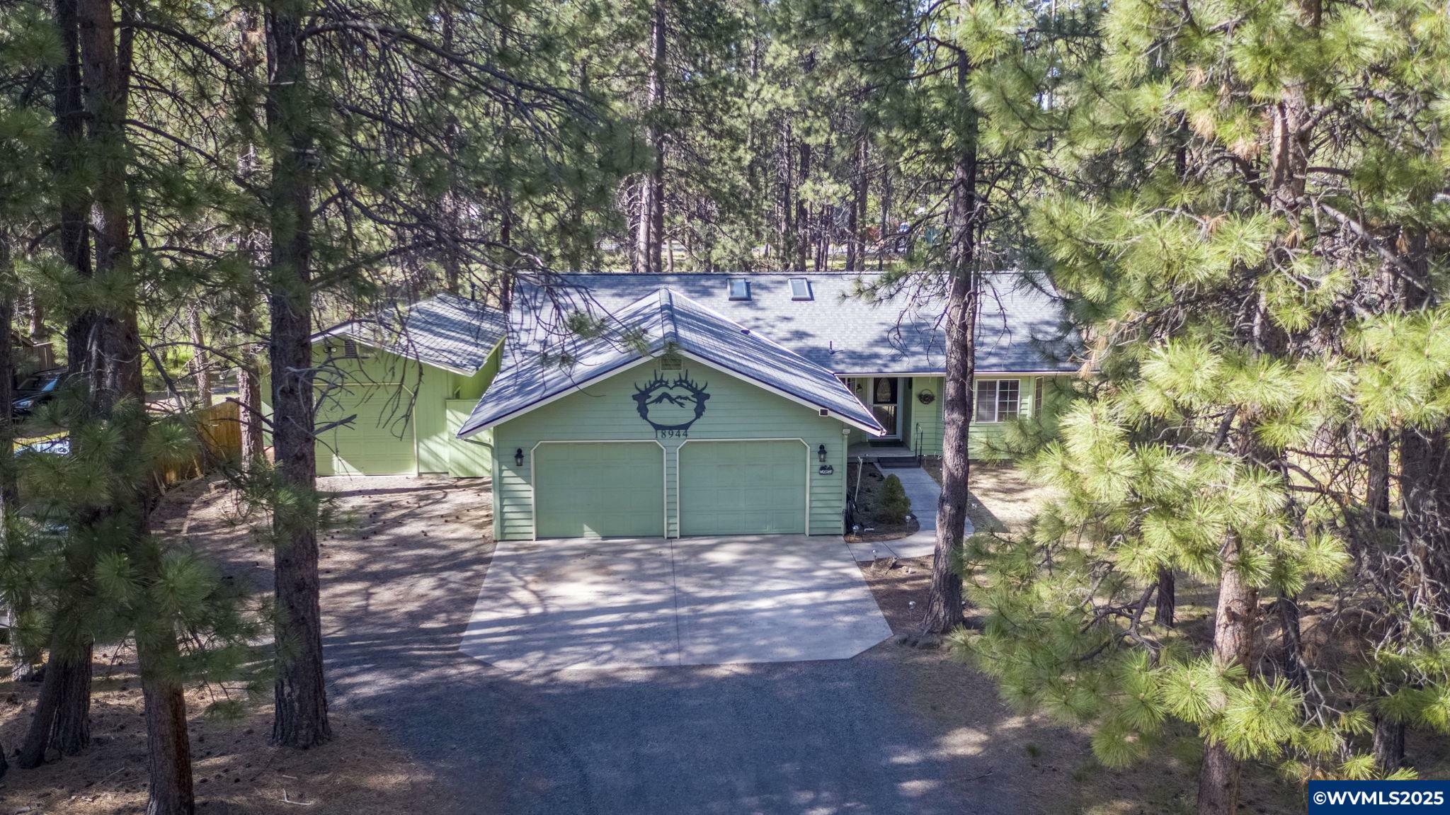 Property Photo: 18944 River Woods Dr OR 97702