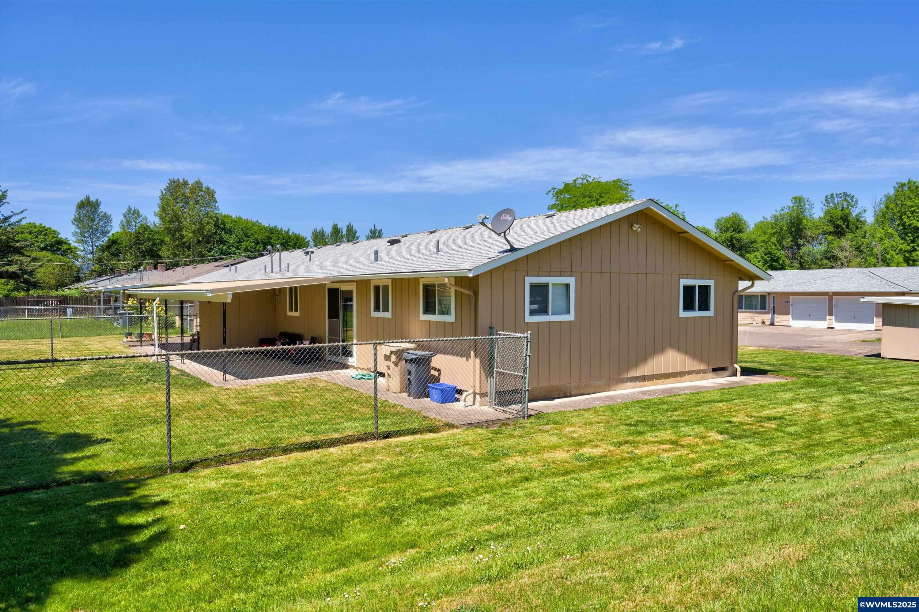 Property Photo: 880 NE Woodcrest (-890) Av OR 97330