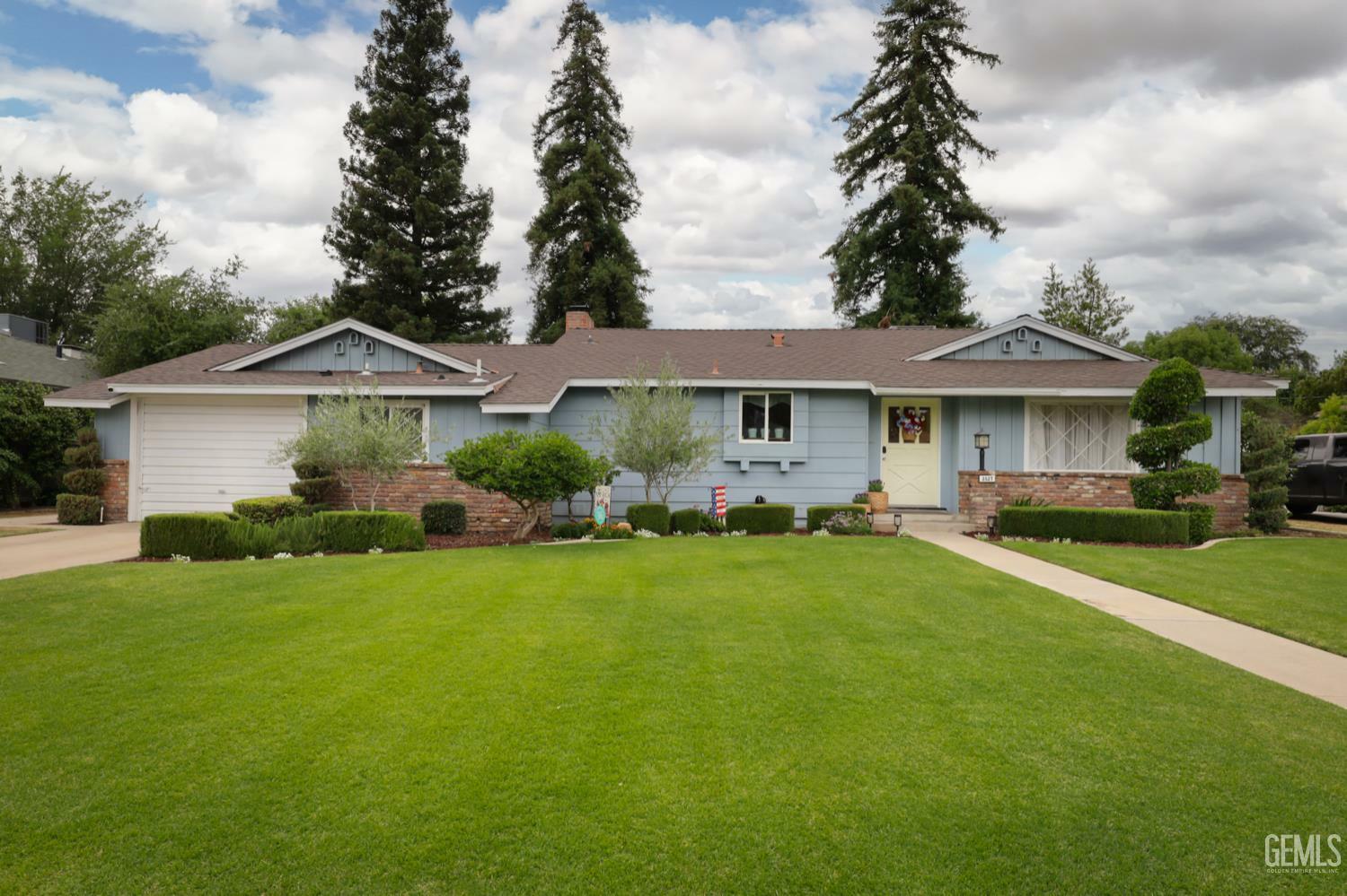 Property Photo: 2527 Pine Street CA 93301
