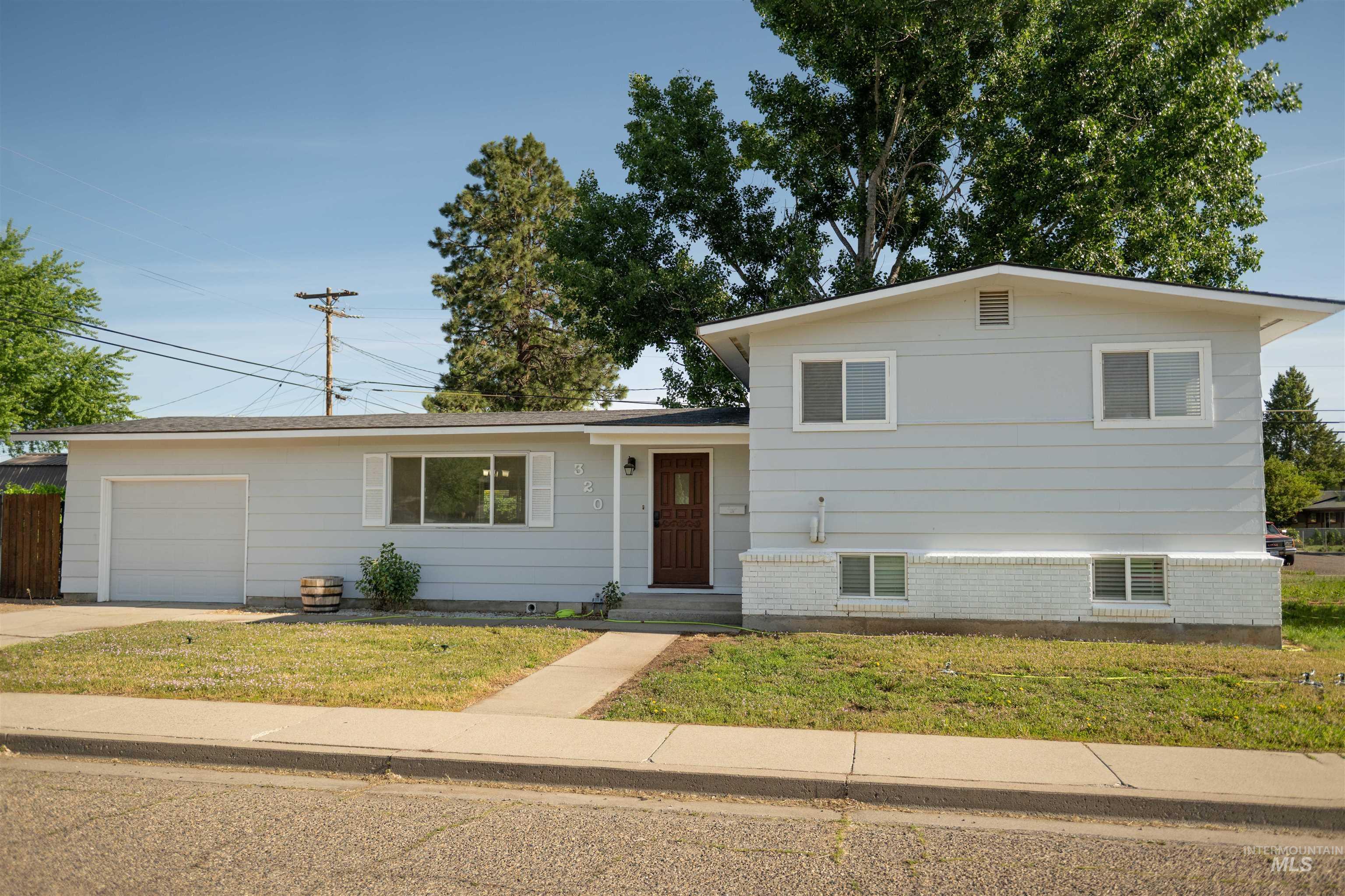 Property Photo: 320 E 12th N ID 83647