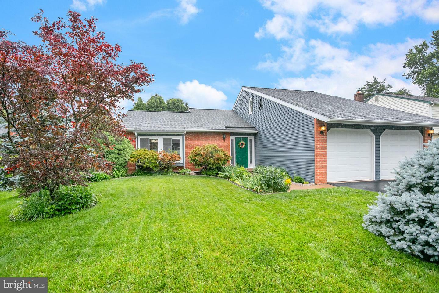 Property Photo: 261 E Juniper Avenue VA 20164