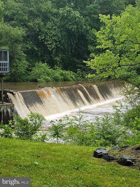 Property Photo: 6908 Roxbury Mill Rd S VA 22551