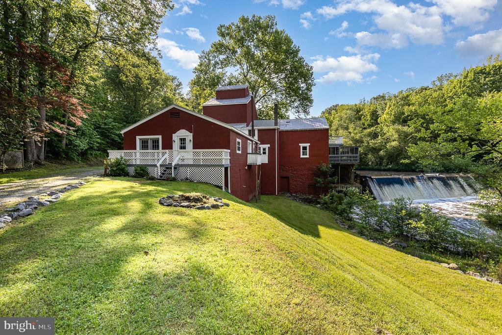 Property Photo: 6908 Roxbury Mill Rd S VA 22551