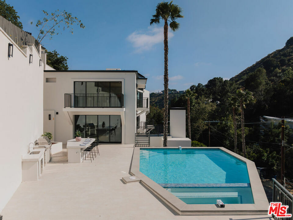 2256 Nichols Canyon Rd  Los Angeles CA 90046 photo