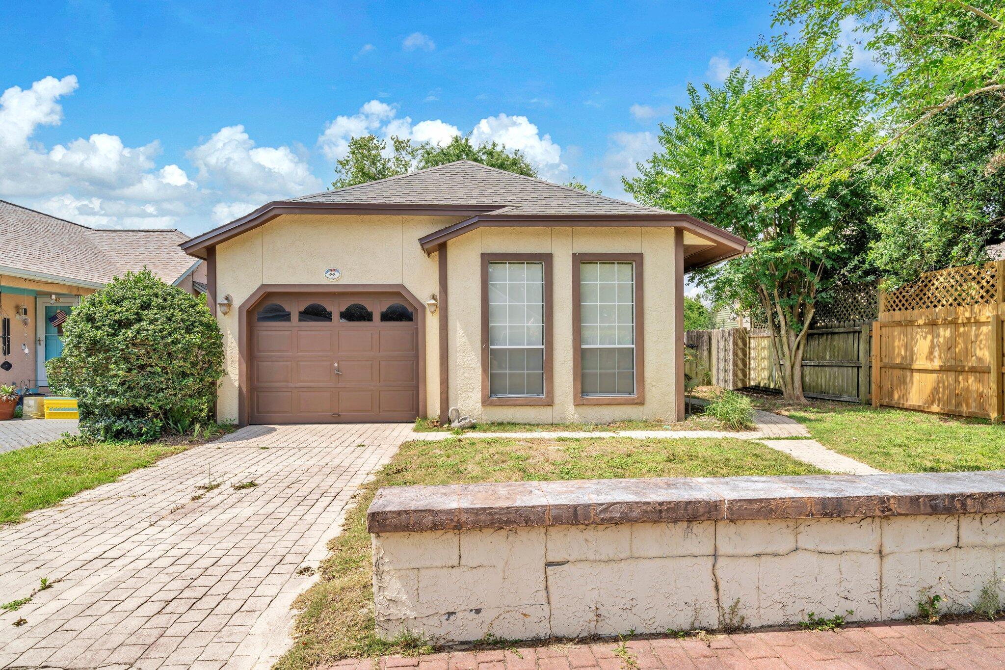 Property Photo: 44 Rue De Fecamp FL 32541