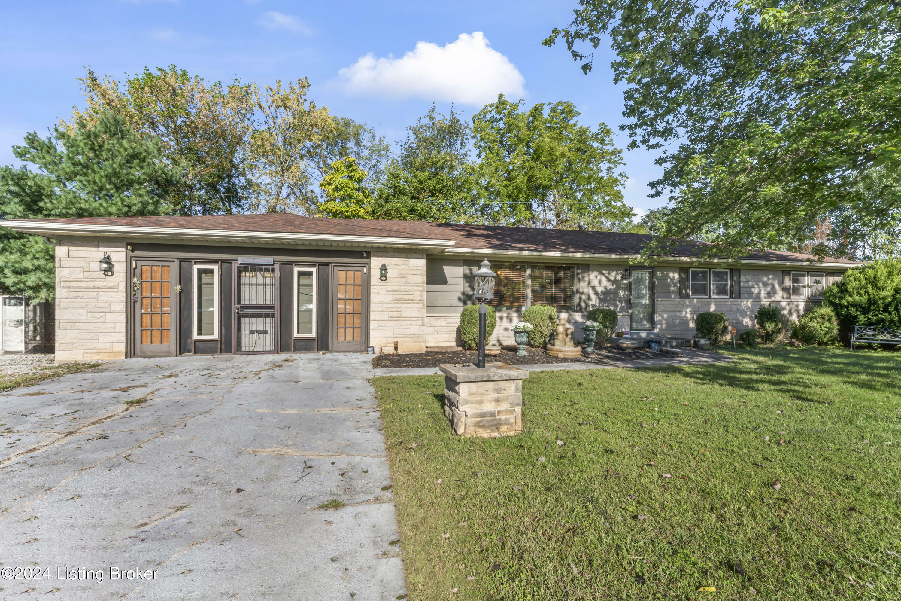 Property Photo: 140 Ample Way KY 40229