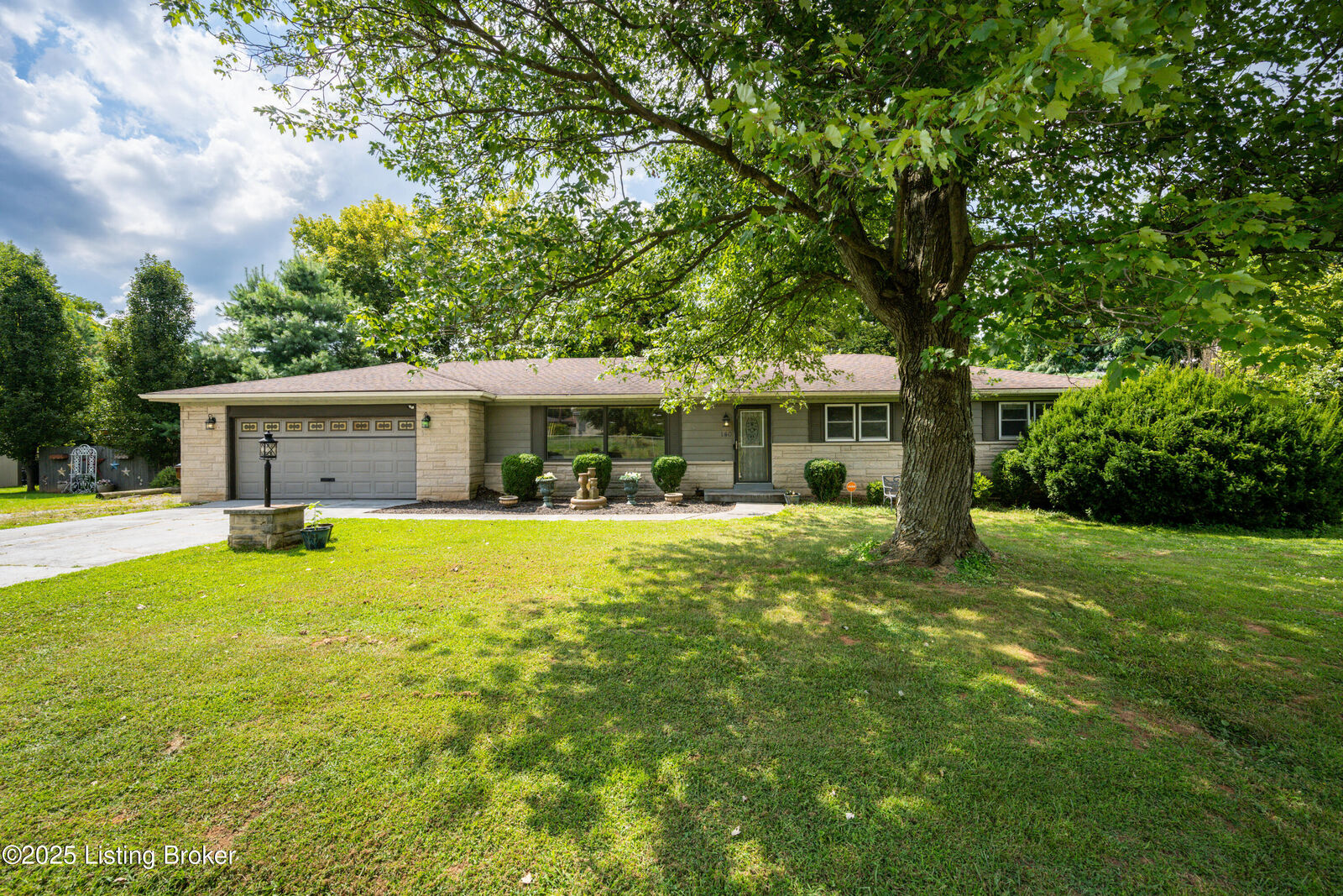 Property Photo:  140 Ample Way  KY 40229 
