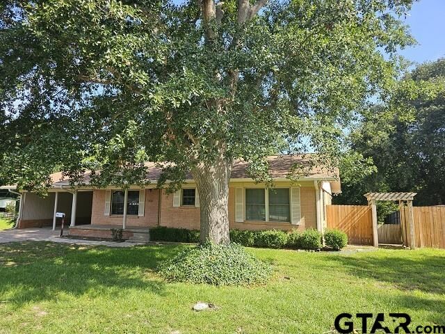 Property Photo: 1504 Webb St TX 75654