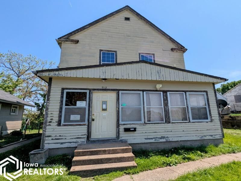 Property Photo:  212 S 8th Street  IA 52601