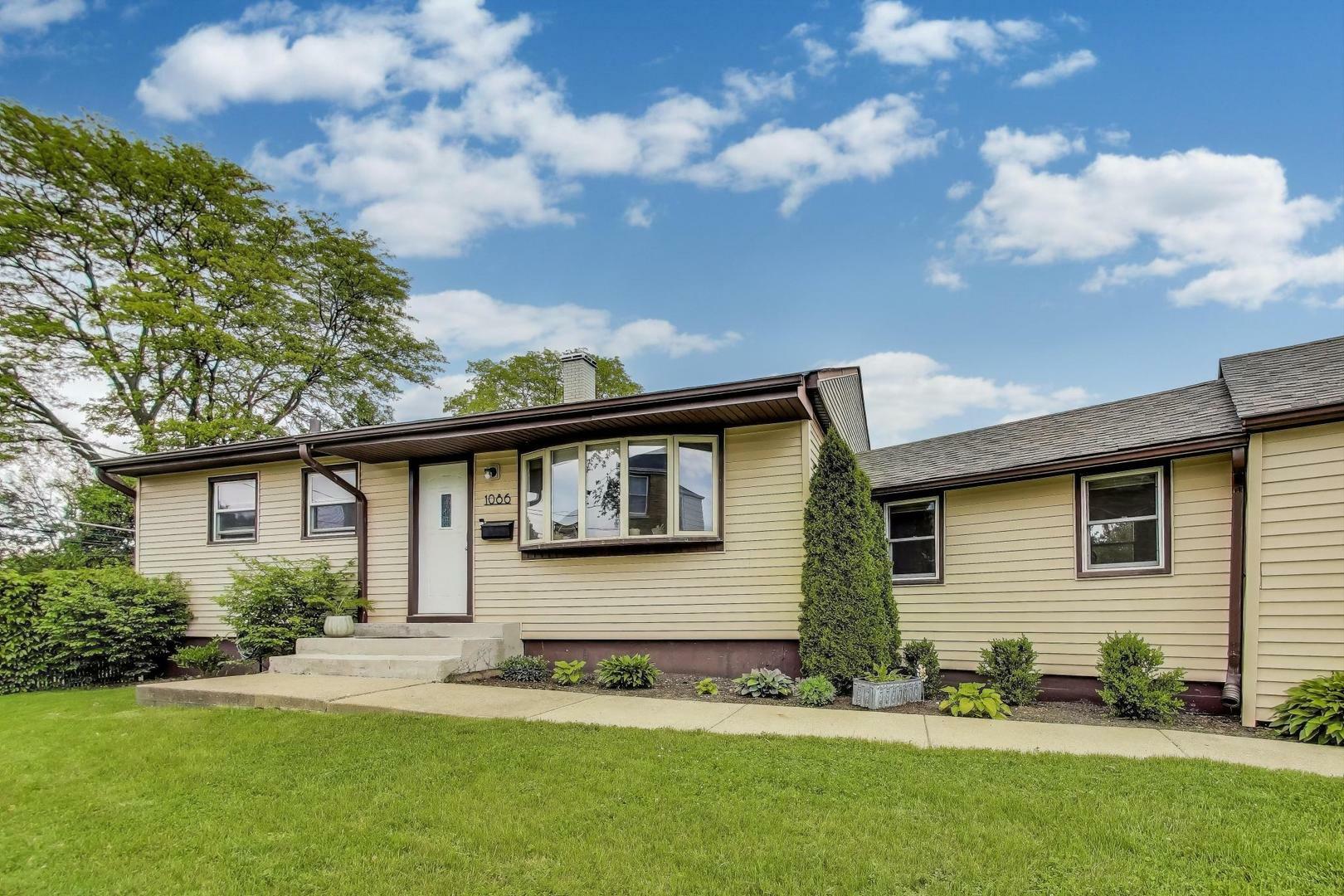 Property Photo: 1086 E Thacker Street IL 60016