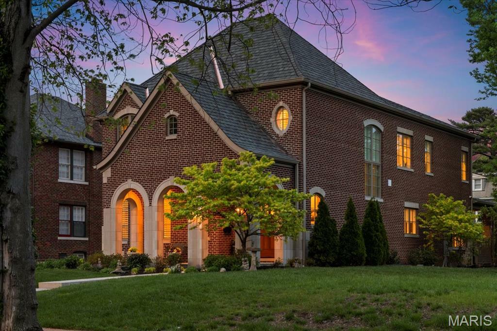 Property Photo: 224 N Bemiston Avenue MO 63105