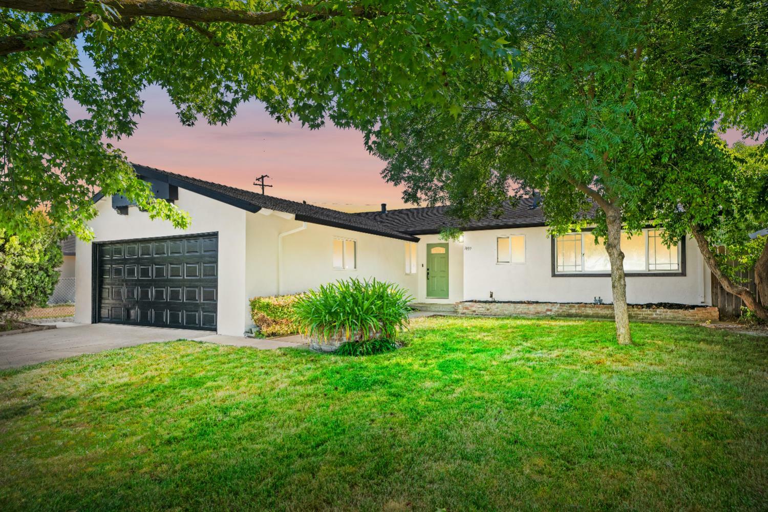 Property Photo: 7409 Muirfield Way CA 95822