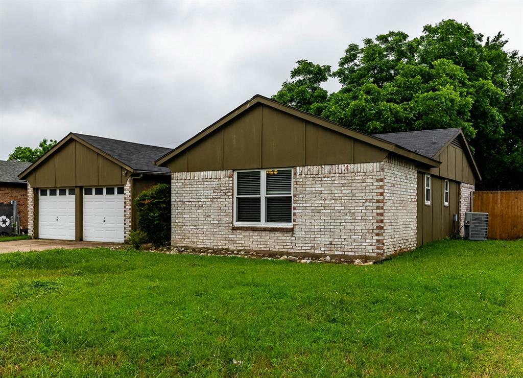 Property Photo: 513 Charlyne Drive TX 76028