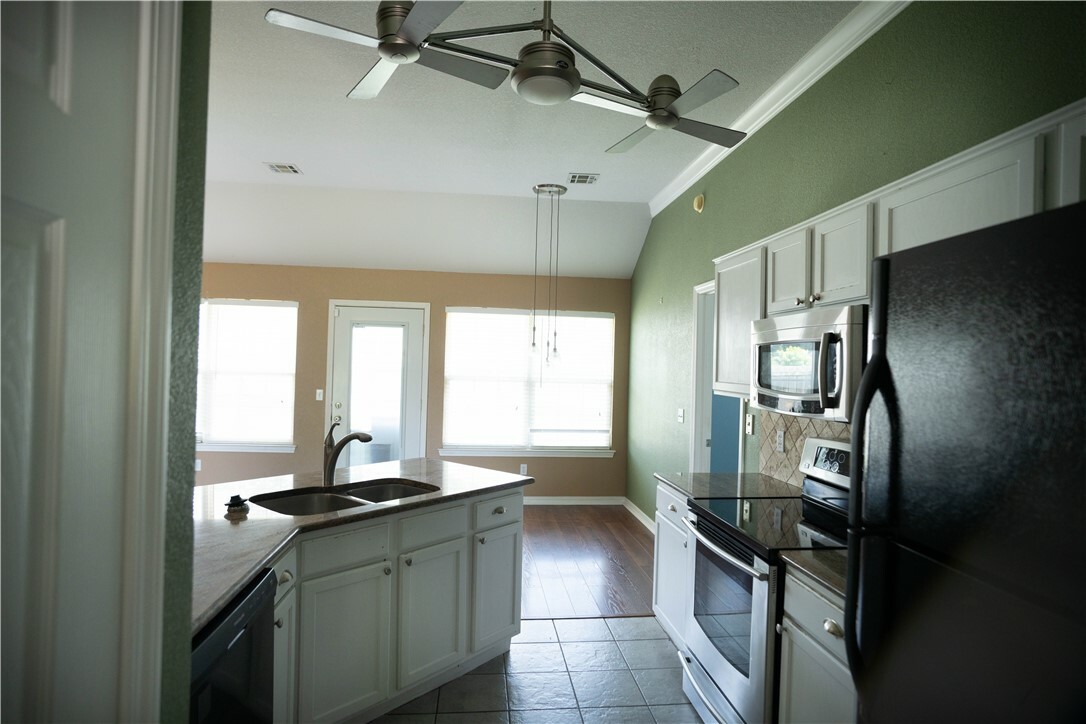 Property Photo: 808 Emerald Street AR 72745