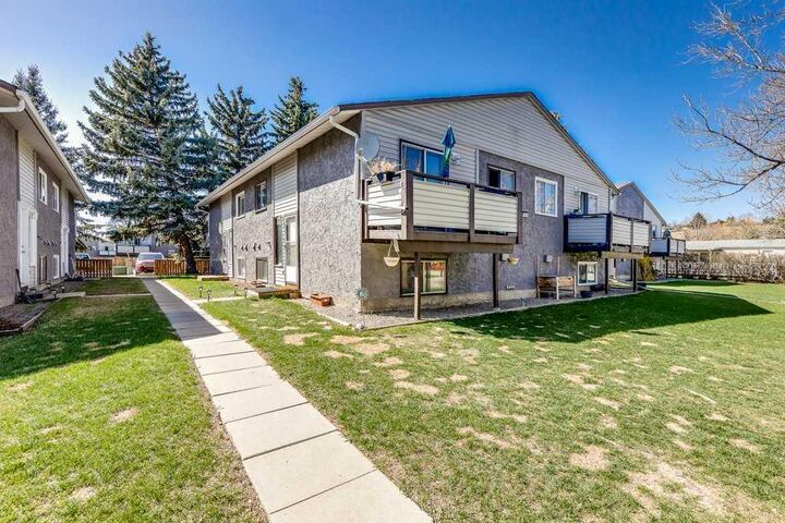 109 Stanley Avenue A  Okotoks AB T1S 1H8 photo