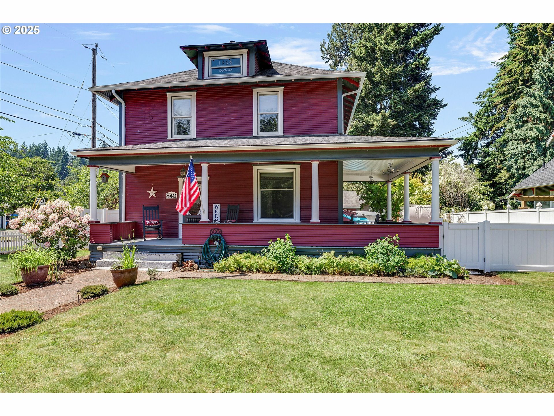 Property Photo:  840 S Water St  OR 97381 