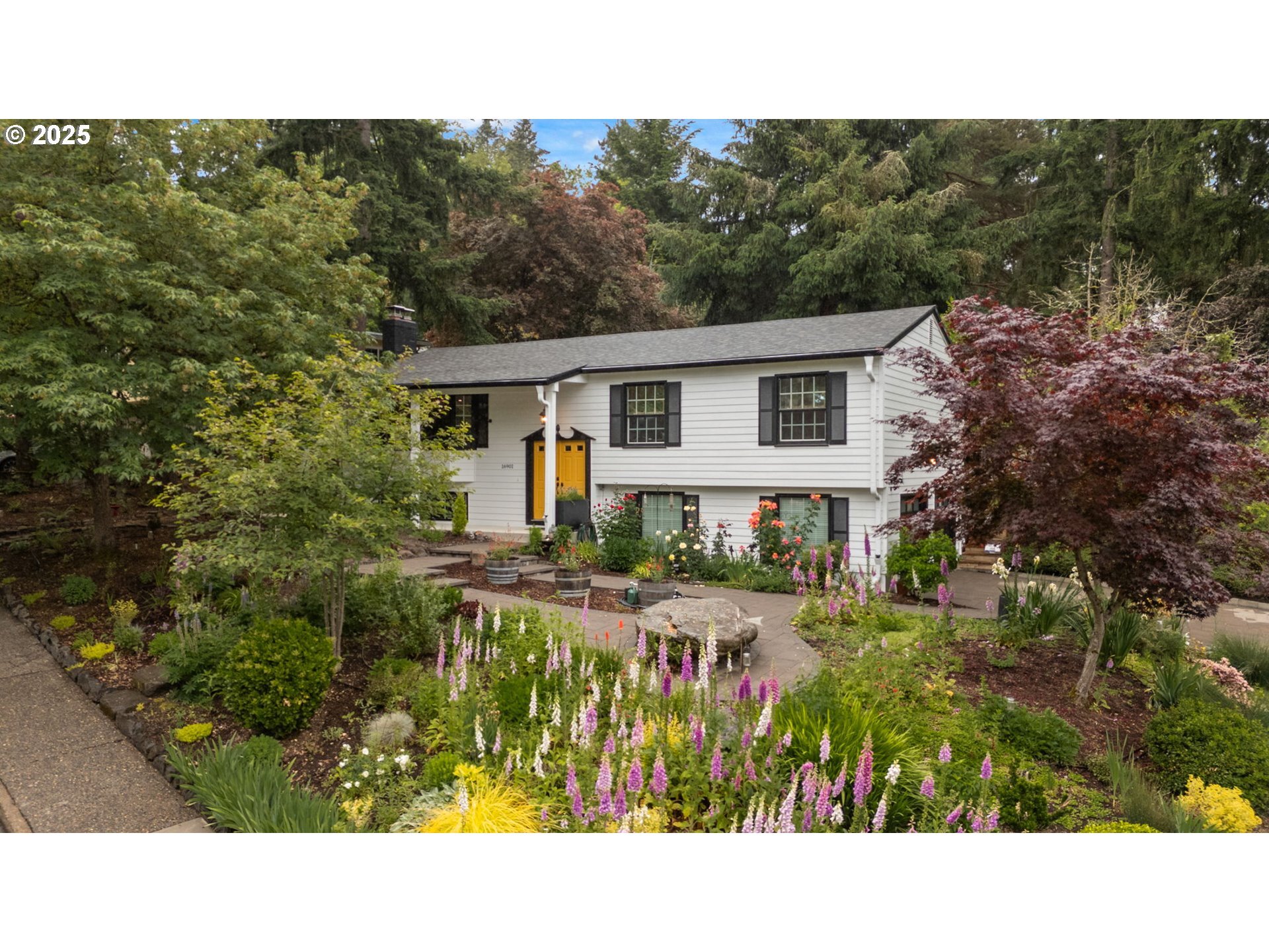 Property Photo: 16901 Lakeridge Dr OR 97034