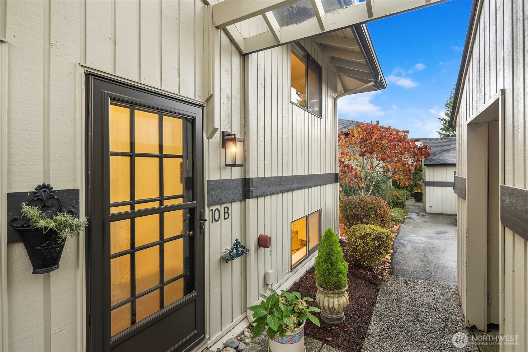 Property Photo: 10 18th Avenue 10B WA 98033