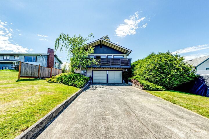 Property Photo:  1716 E 4th Street  WA 98362 