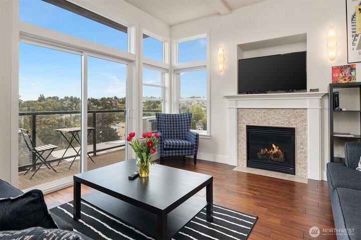 Property Photo:  213  26th Avenue E B  WA 98112 