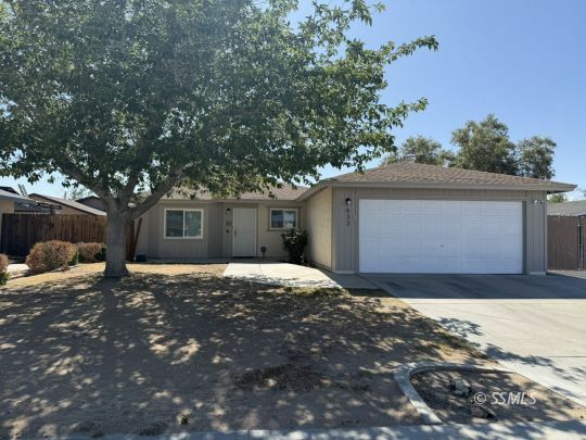 Property Photo: 633 S Sunset St CA 93555