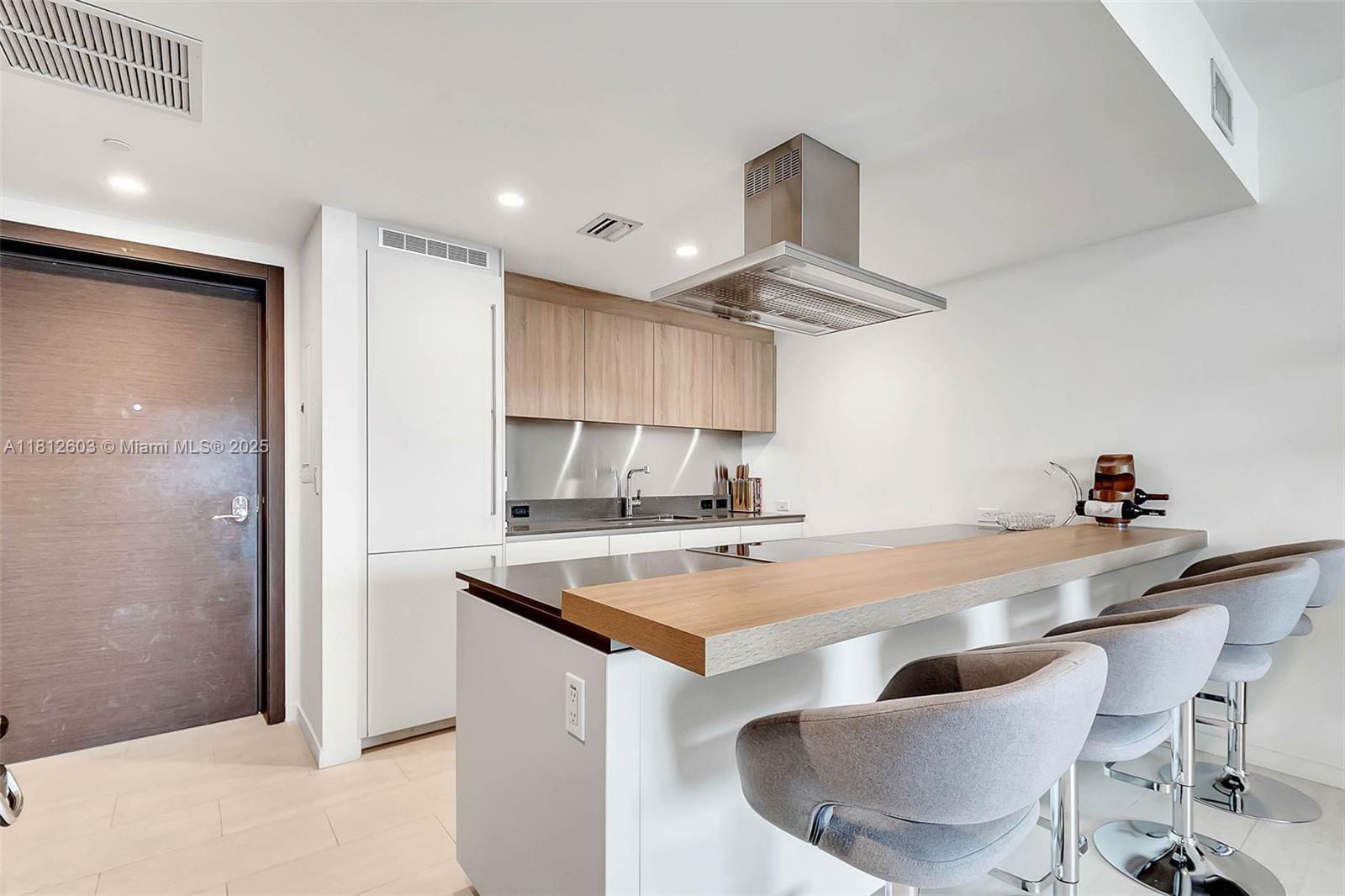 Property Photo:  1000 Brickell Plz 3206  FL 33131 