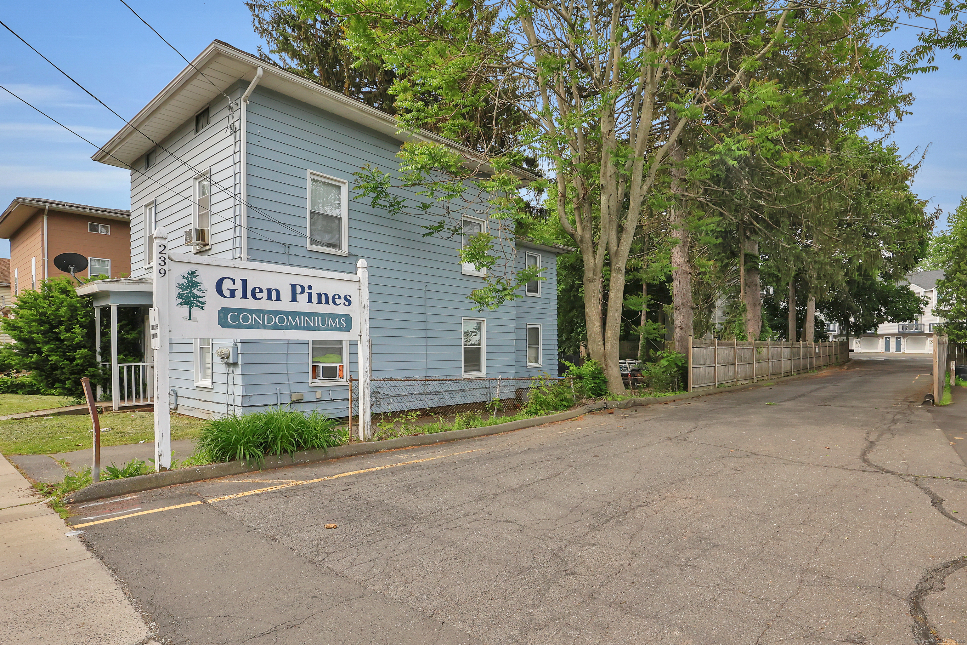 Property Photo: 239 Glen Street 3F CT 06051
