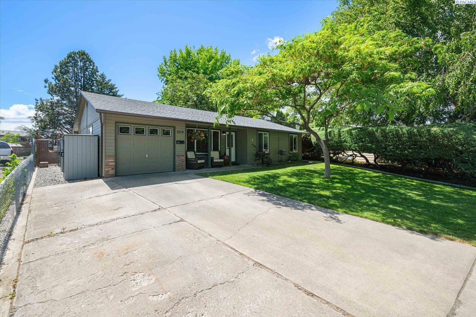 Property Photo: 2519 W Grand Rhonde Pl WA 99336
