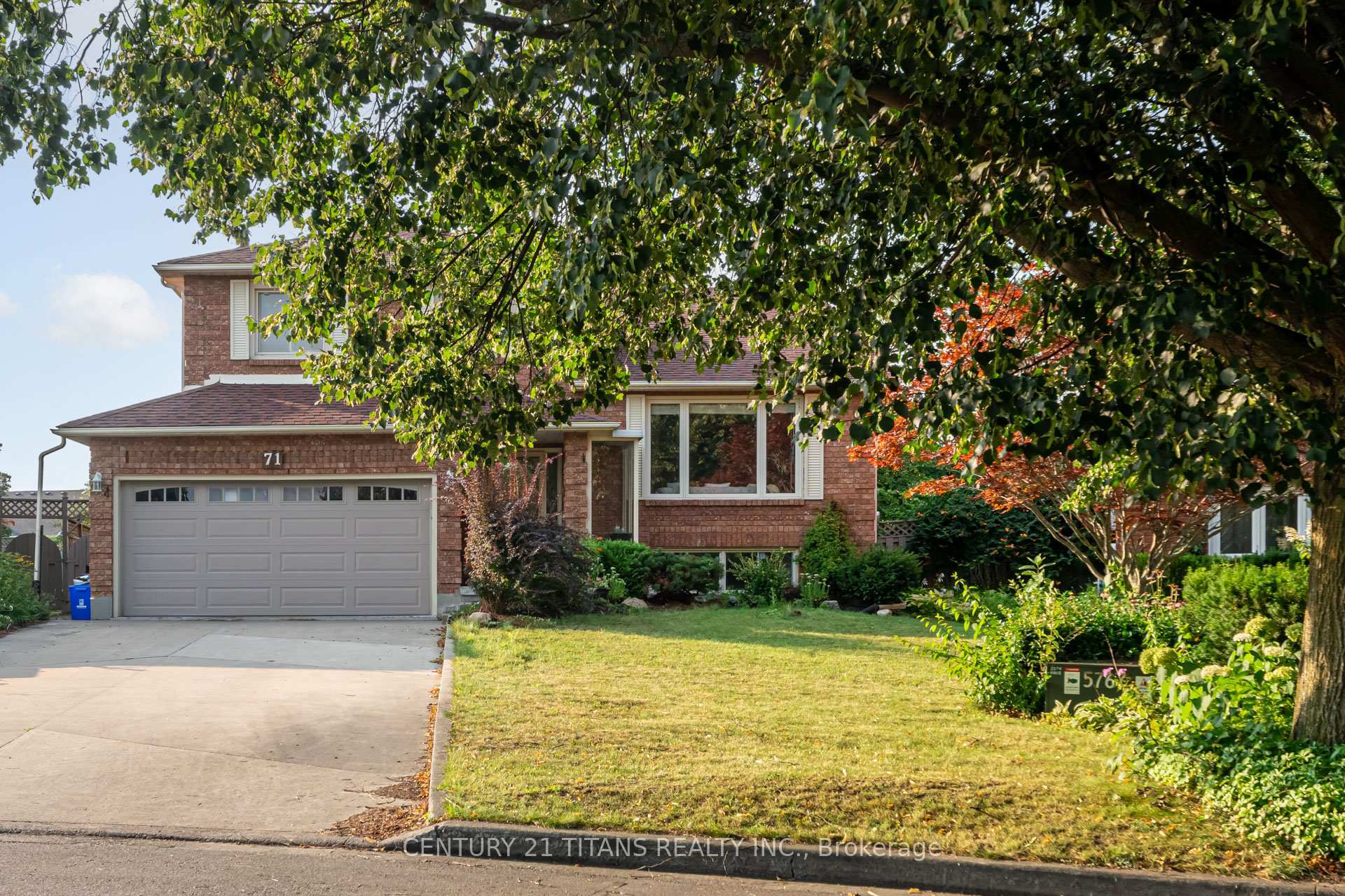 Property Photo: 71 Kingswood Drive ON L1E 1Z3