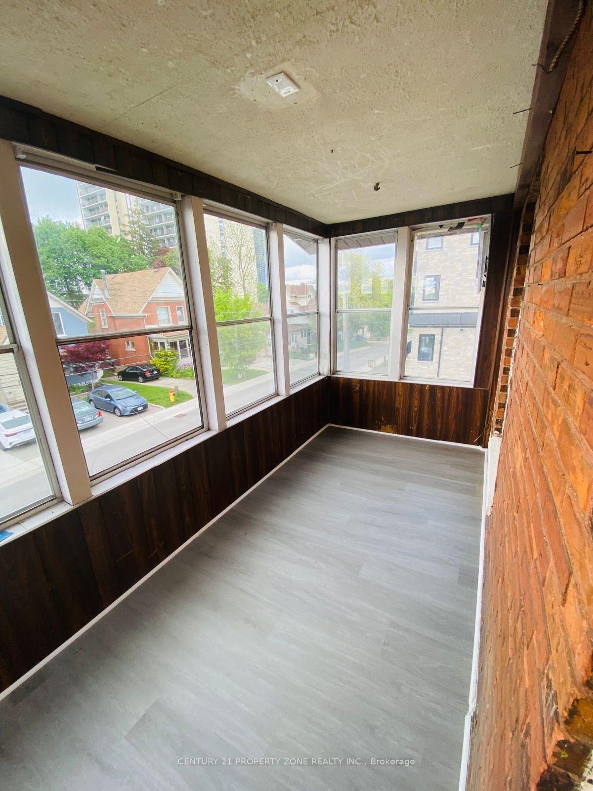 Photo de la propriété: 25 Peter Street First Floor ON N2G 3J5