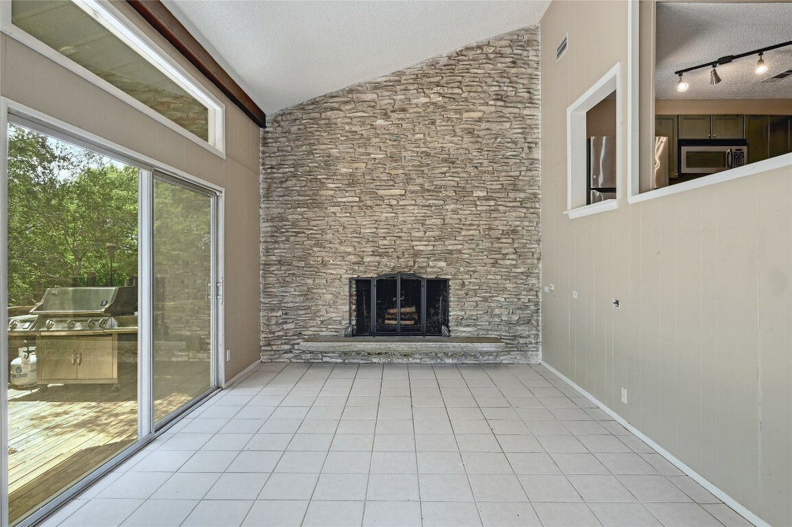 Property Photo: 907 The High Rd TX 78746