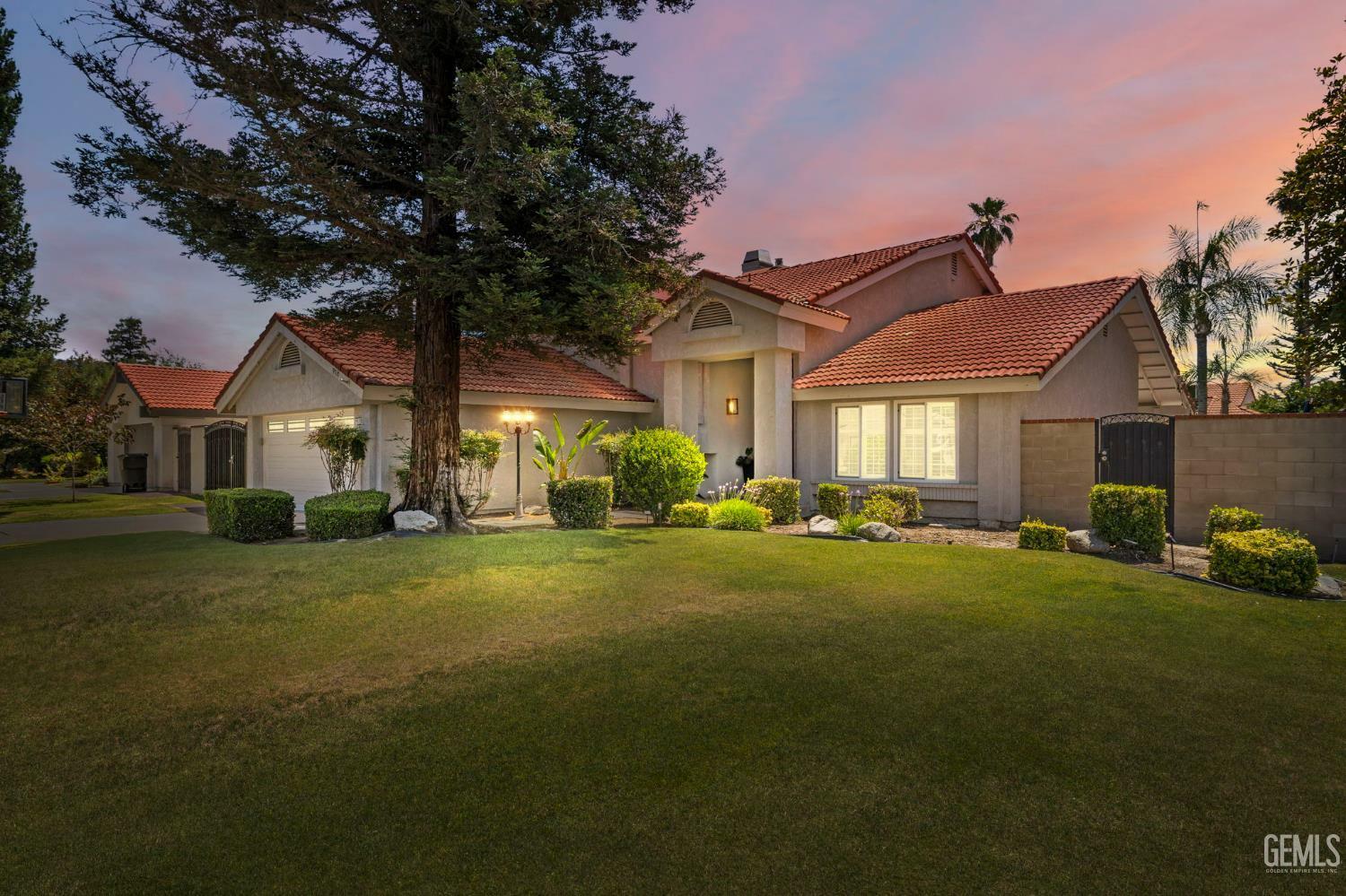 Property Photo: 9717 Willow Oak Court CA 93311