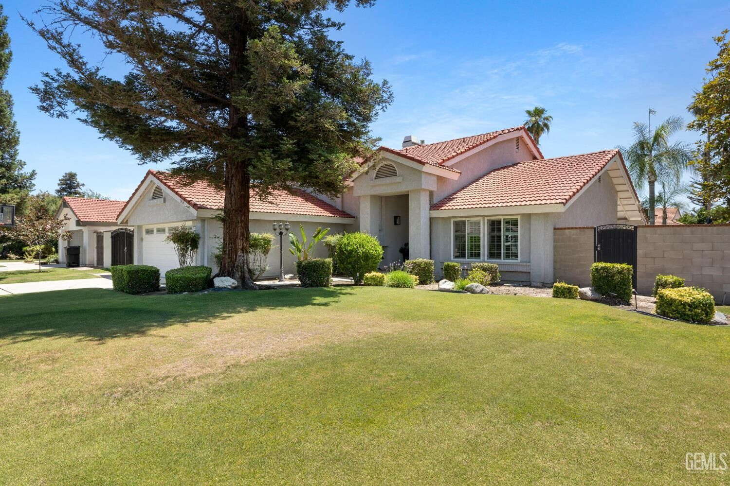 Property Photo:  9717 Willow Oak Court  CA 93311 