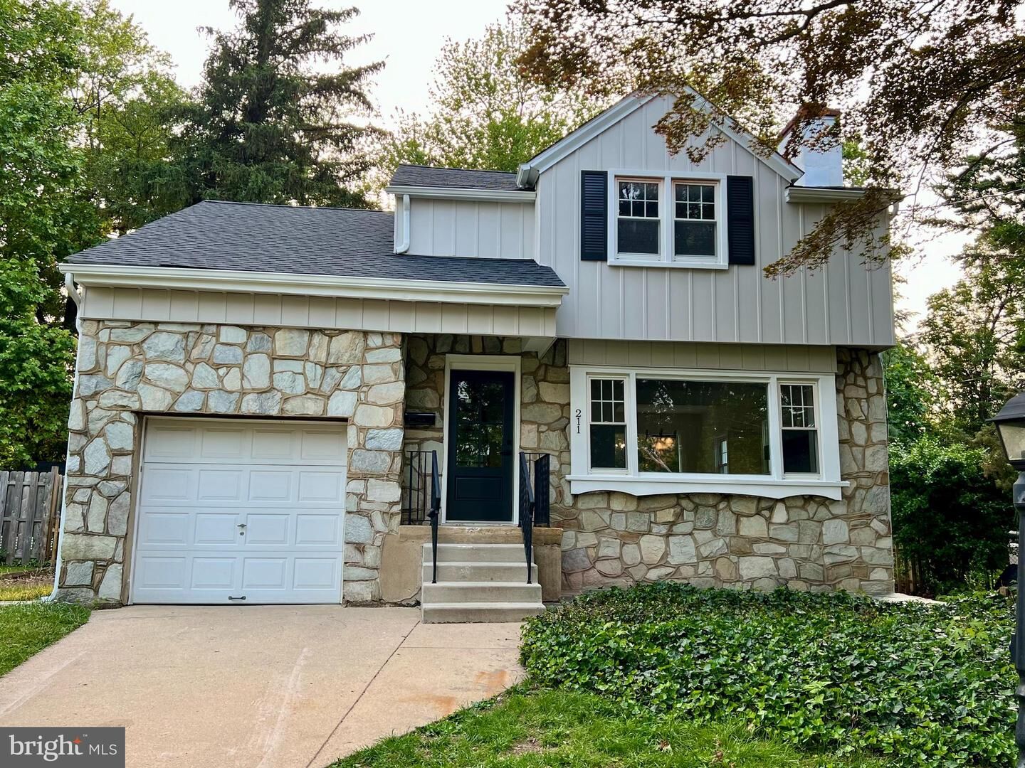 Property Photo:  211 N Vineyard Boulevard  NJ 08108 