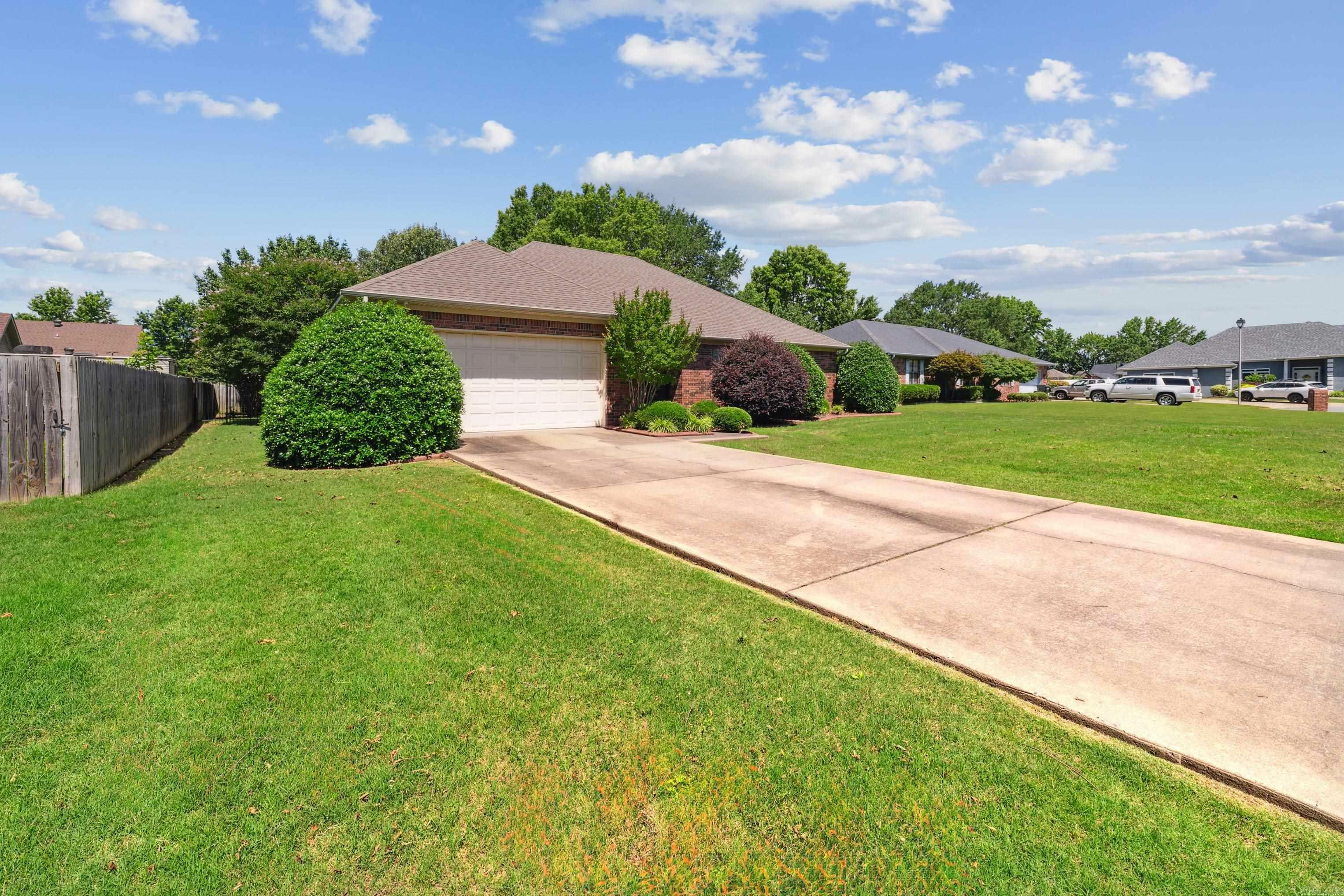Property Photo: 1045 Spatz Cir AR 72034