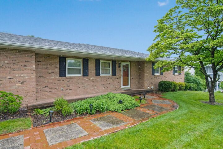 Property Photo: 2580 Applewood NE Lane OH 43130