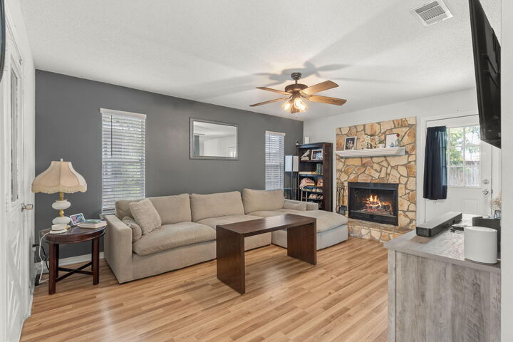Property Photo: 407 Apple Drive FL 32536