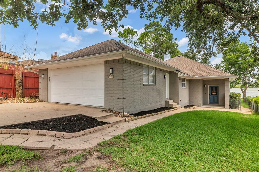Property Photo: 923 Paradise Lane TX 77356