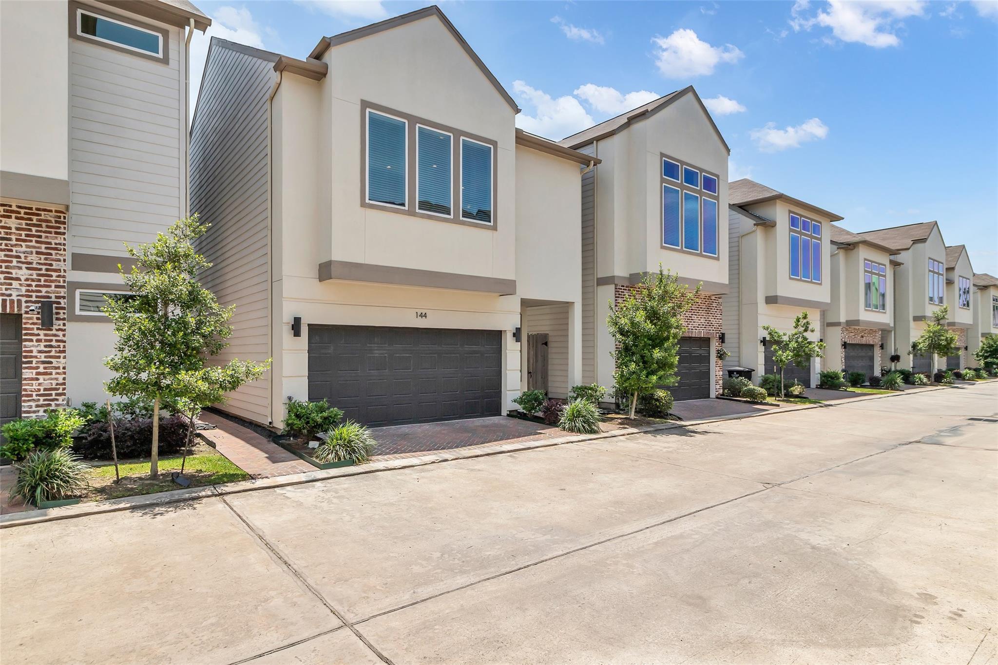 Property Photo:  144 Knightsbridge Park Lane  TX 77018 