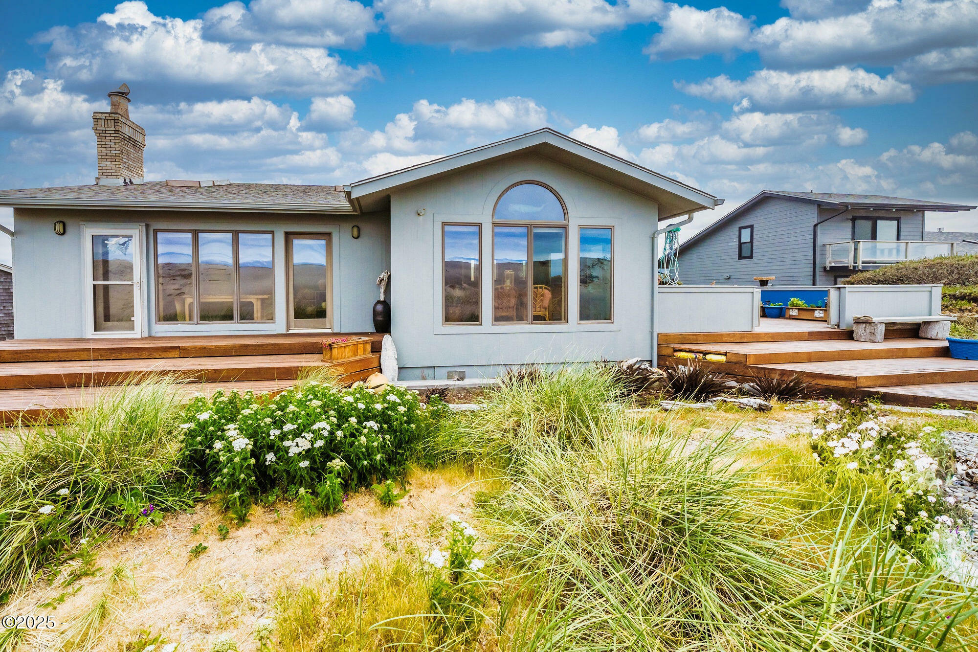 Property Photo: 329 Salishan Dr OR 97388