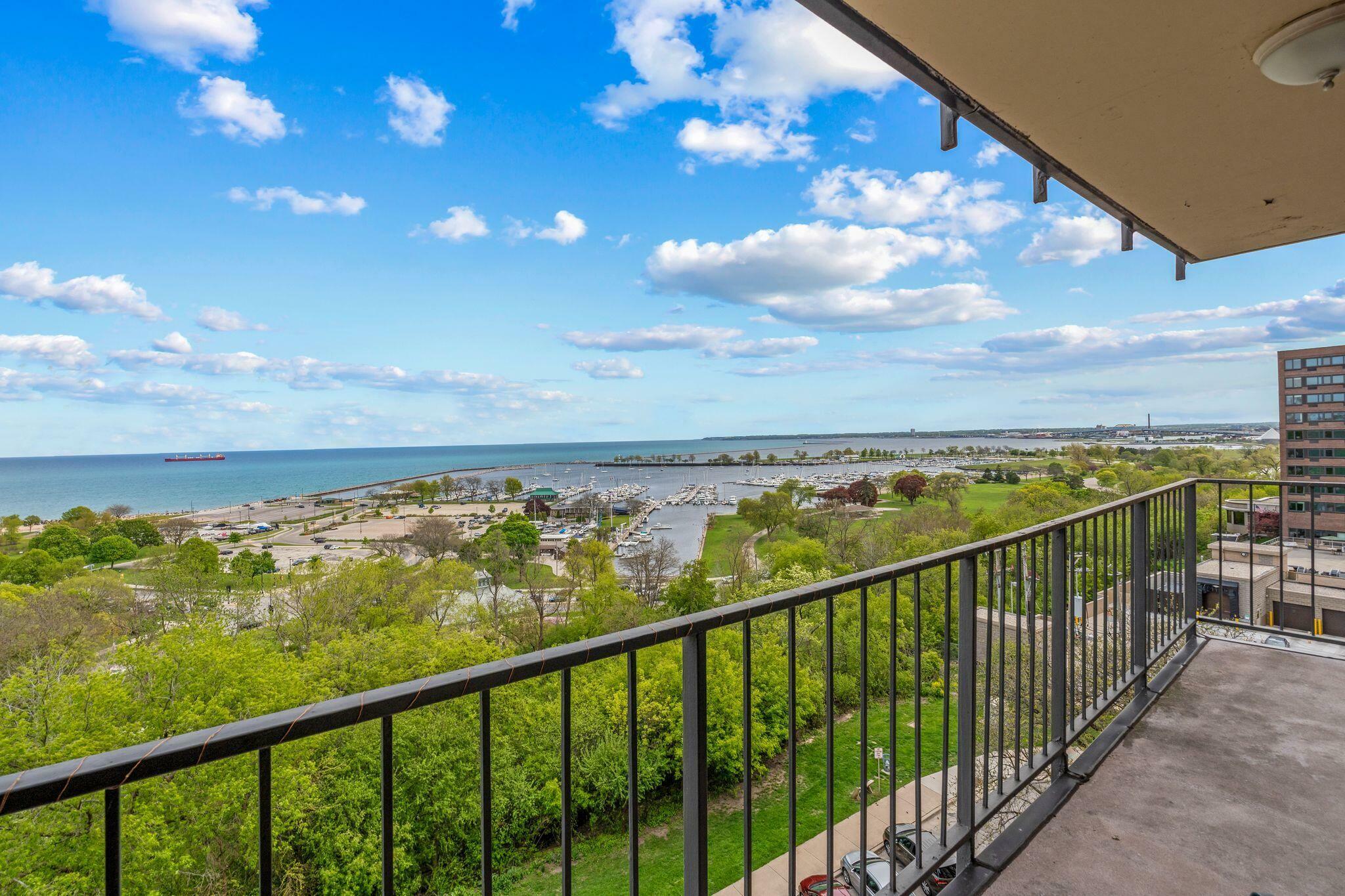 Property Photo: 1919 N Summit Ave 6D WI 53202