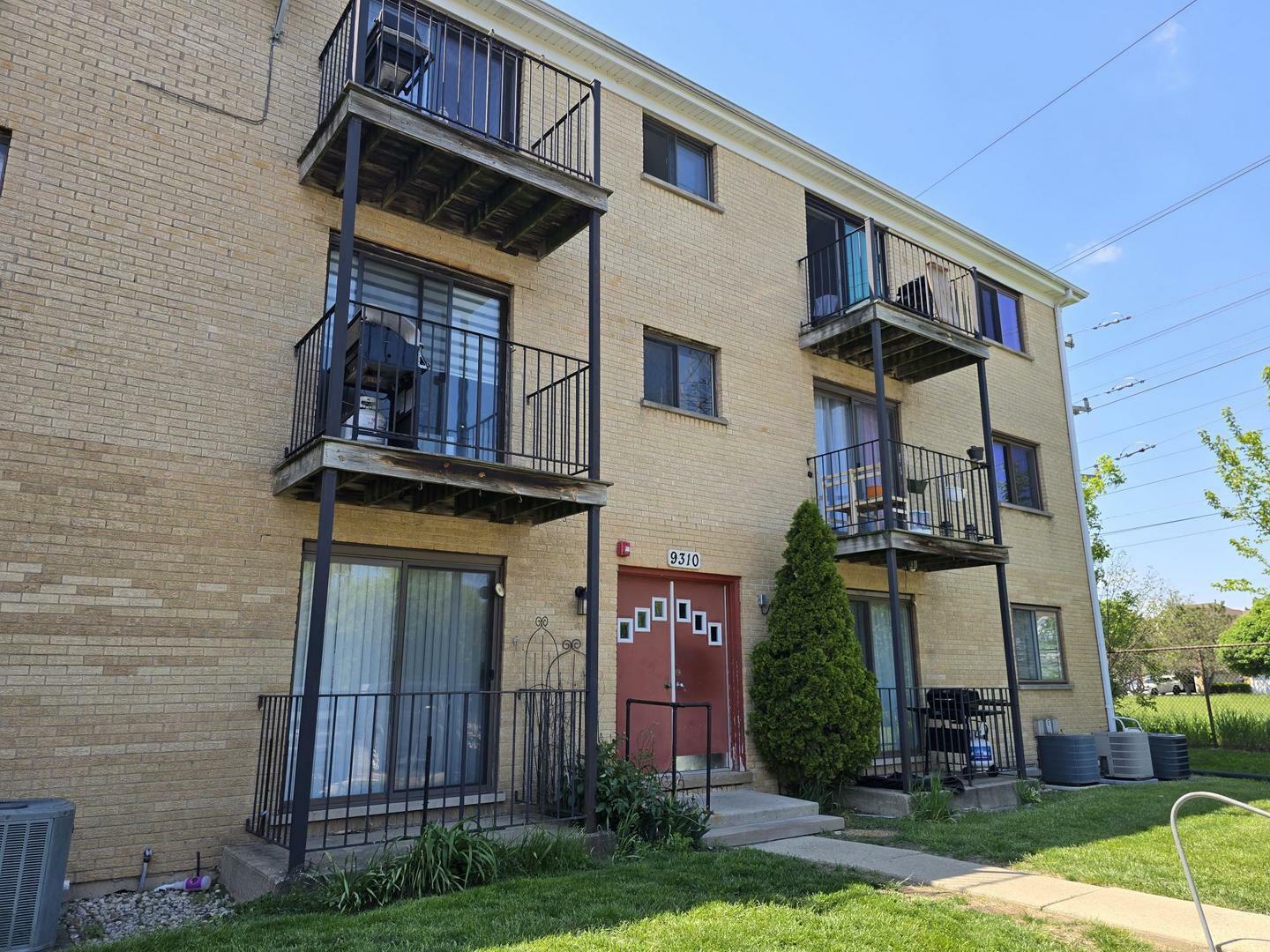 Property Photo: 9310 Hamilton Court E IL 60016