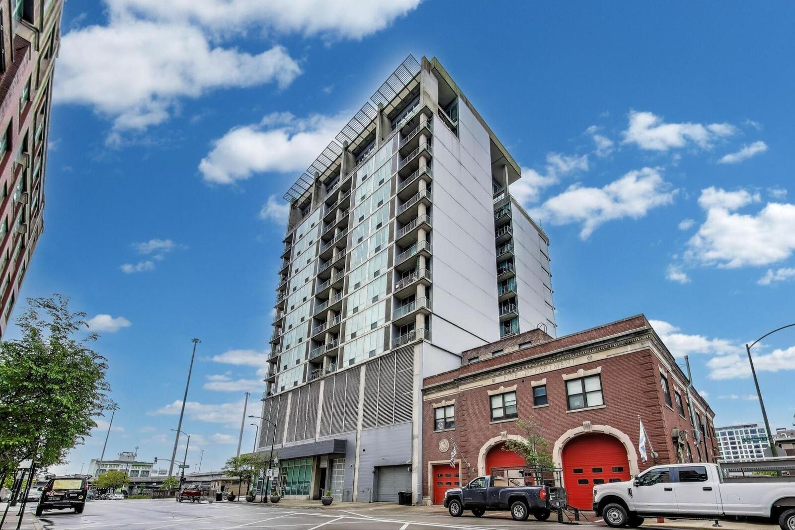 Property Photo: 700 W Van Buren Street 1301 IL 60607