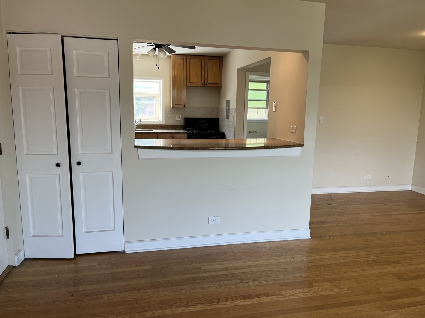 Property Photo: 7530 N Ridge Boulevard 3W IL 60645