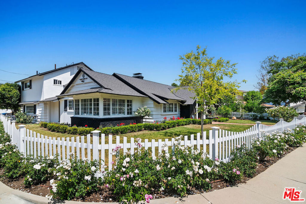 Property Photo:  4909 Encino Terrace  CA 91316 