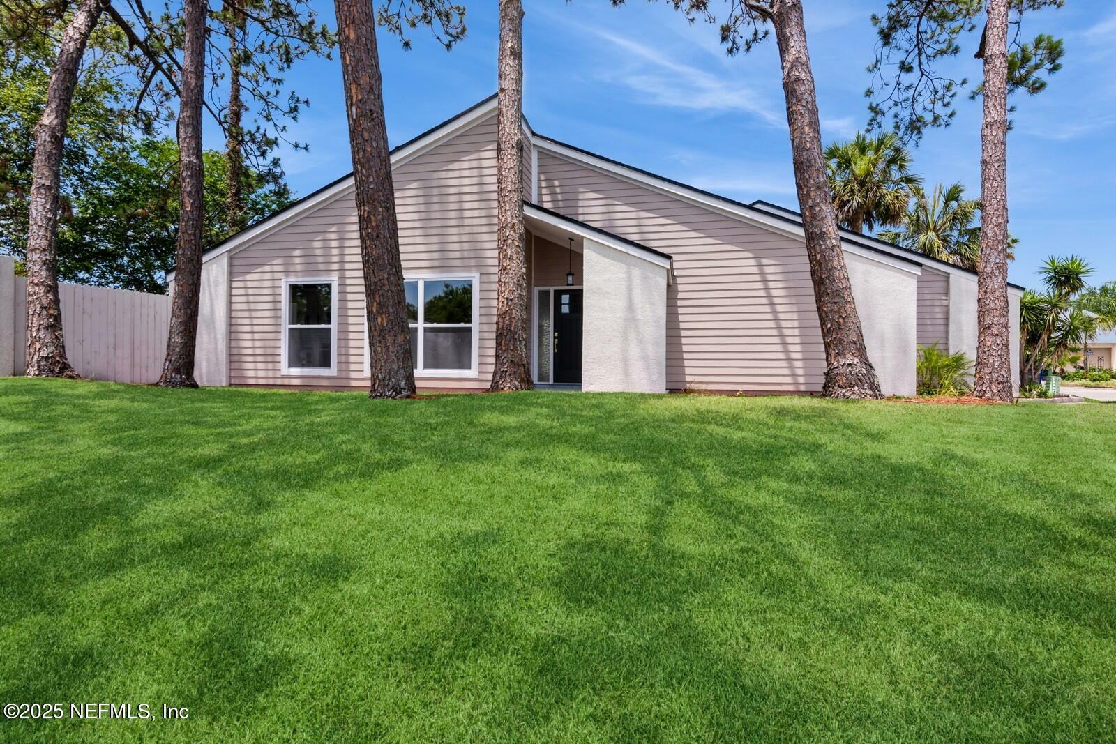 Property Photo: 2522 Dauphine Court W FL 32082