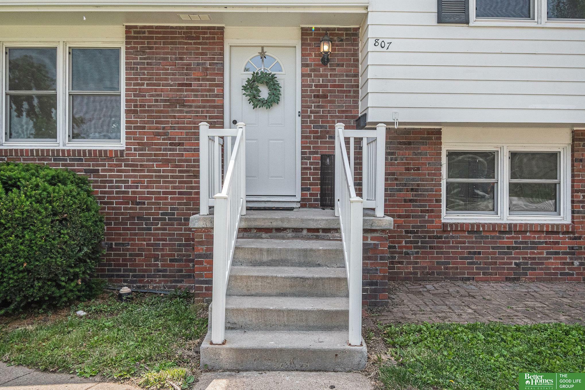 Property Photo: 807 S Grandview Avenue NE 68046