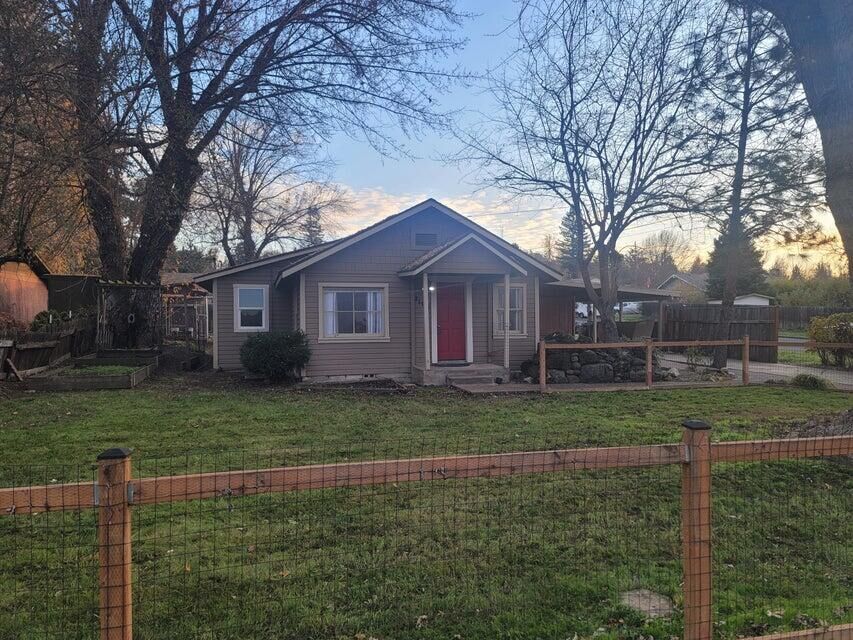 Property Photo:  2104 Spring Street  OR 97504 